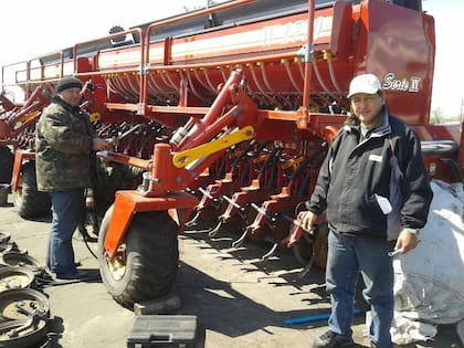 David Urbano, un mecánico de la firma de sembradoras en Rusia dándole servicio a la máquina del cliente previo a la siembra