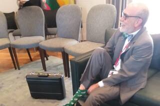 G20: el embajador de Canadá estrenó medias a favor de la legalización del aborto