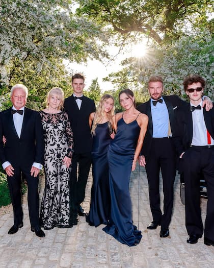 David, Victoria y sus hijos posan con los padres de la ex Spice Girl, Tony y Jacqueline.