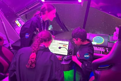 David y sus compañeros de equipo resolviendo problemas en un simulador de la Nasa