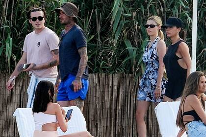 David y Victoria Beckham en un viaje a Puglia, Italia, en el que disfrutaron de unas vacaciones con sus hijos y con la prometida de Brooklyn, la joven Nicola Peltz