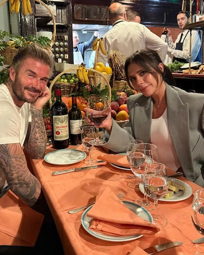 David y Victoria listos para disfrutar de una exquisita comida con brindis asegurado.