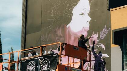 David Zayas y Alexis Díaz, artistas puertorriqueños, pintando su mural "Isla" en Wynwood