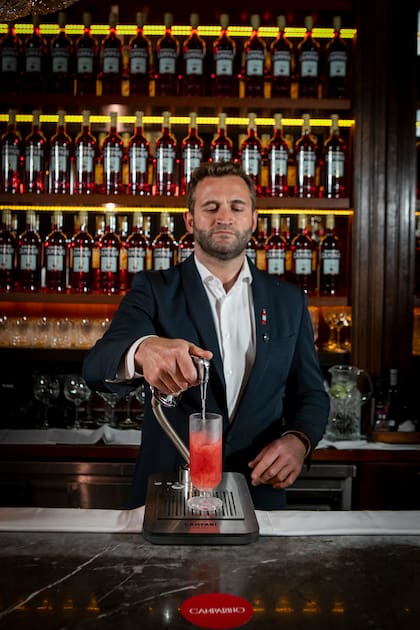 “Davide Campari era un visionario. Él decide crear una primera instalación para tener siempre disponible agua carbonatada. Esa fue parte de su genialidad porque hoy tener esa tecnología resulta normal pero, en el 1900, era completamente de avanzada.", explica Tommaso Cecca