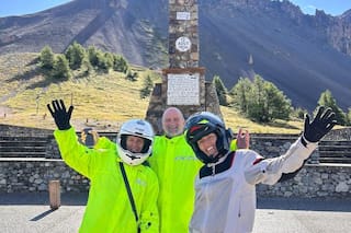 Recorre los Alpes en moto y conquista a los argentinos con historia, sabor y paisajes
