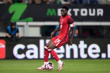 Davies en acción con la camiseta de Canadá, ante México