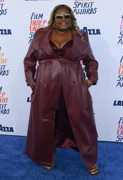 Da’Vine Joy Randolph se alzó con la estatuilla por su trabajo en Los que se quedan. Para la ceremonia eligió un vestido en borravino escotado que decidió cubrir con un sacón de cuerpo entero a tono, que le aportó actitud a su look. Además, lució unos lentes de sol y sandalias en color cobre