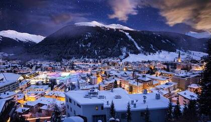 Davos se ubica sobre los Alpes suizos