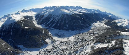 Davos, un pueblo ubicado en el este de Suiza, se transforma durante el invierno en un paisaje digno de una postal navideña