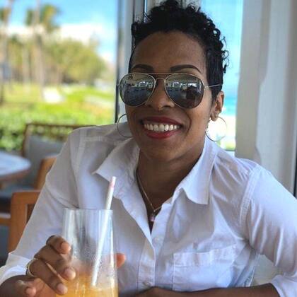 Dawn Sands, dueña del café NRG en Nassau, Bahamas, puede recibir pagos en dólares de arena, pero cuenta que "casi nadie los usa".