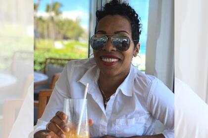 Dawn Sands, dueña del café NRG en Nassau, Bahamas, puede recibir pagos en dólares de arena, pero cuenta que "casi nadie los usa"