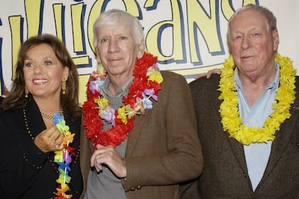 Dawn Wells, Bob Denver y Russell Johnson, miembros del elenco de La isla de Gilligan, en 2004