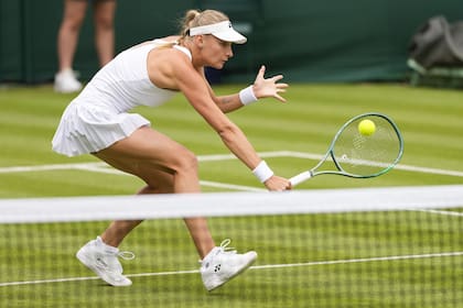 Dayana Yastremska, de Ucrania, superó con autoridad a Nadia Podoroska en Wimbledon