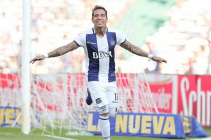 Como atacante de Talleres, de Córdoba, tres veces se había enfrentado con Huracán; a los 39 años ostenta una carrera itinerante por varios de los países más importantes del fútbol de América.