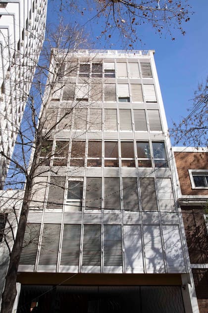 De 1965, el edificio es obra de los arquitectos Juan Molinos y Héctor Coppola. "Casi todos los vecinos eligen cerrar las persianas. Si ves el edificio de afuera, medio que dudás si no es un estacionamiento", dice Carbone con humor