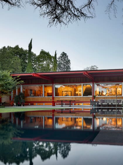 De 700m2 cubiertos sobre un predio de casi 1700, la casa que construyó el arquitecto Francisco de Asís Cabrero en 1962 en la zona madrileña llamada Puerta de Hierro y que restauró el arquitecto argentino Diego Gronda.