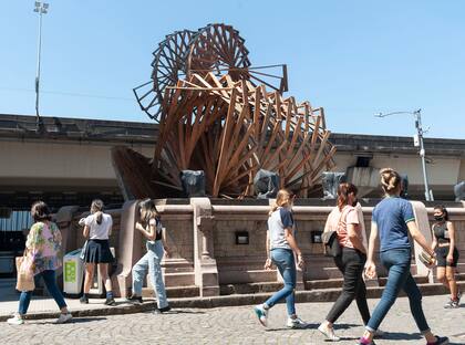 De 8 metros de altura, realizada con madera de eucalipto, "Cúmulo 1", obra de Luis Terán en la Usina del Arte