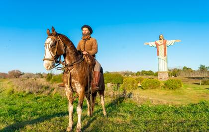 De a caballo junto al Cristo característico de General Madariaga