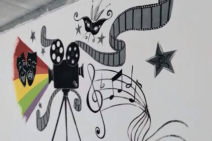 “De a poco, mientras estas ciudades van creciendo, se está armando una movida cultural muy linda donde varios artistas tienen la posibilidad de mostrar su trabajo”, dice. (Mural pintado por Paola)