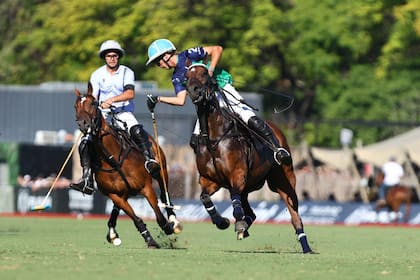 "De a ratos jugamos lindo y eso a la gente le gusta", destacó 'Poroto' Cambiaso, que en la escena maniobra frente a Cavanagh.
