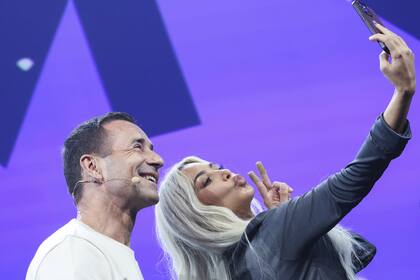 ¡De acá para allá! Kim Kardashian posa mientras se saca una selfie con el presentador Kai Pflaume durante la feria de marketing y digital OMR, en la ciudad alemana de Hamburgo