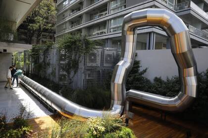 De acero inoxidable, la lo, lombriz gigante es una obra de arte; Diego Bianchis, su creador obtuvo por ella el Premio Azcuy