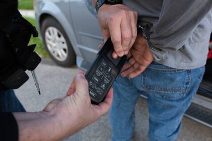 De acuerdo a Immigrant Defense Project, los inmigrantes retenidos por ICE no están obligados a proporcionar las huellas dactilares