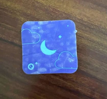 De acuerdo a los testimonios de los padres, sus hijos les informaron que en las aulas les daban estas pegatinas para dormir