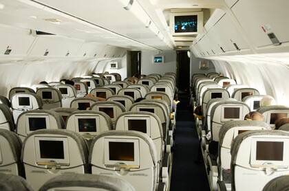 De acuerdo a un estudio de la revista Time, los asientos de la parte trasera del avión son los más seguros
