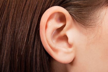 De acuerdo con el popular médico de TikTok, los oídos se limpian solos