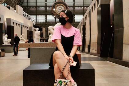 De acuerdo con el relato de Tô, una agente del museo la conminó a cubrir sus pechos con una chaqueta para poder entrar.