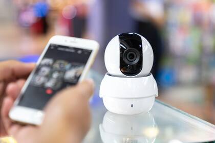 De acuerdo con el sitio oficial de Airbnb, “los anfitriones pueden tener cámaras de seguridad y dispositivos de grabación en el exterior