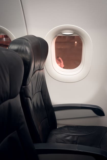 De acuerdo con expertos en viajes, el asiento junto a la ventanilla es uno de los más cómodos en el avión