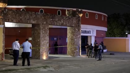 De acuerdo con la información que ofrecieron las autoridades, Debanhi Escobar entró sola al motel, caminó alrededor de la zona del restaurante abandonado y posteriormente fue al área de las cisternas, donde días después se encontró su cadáver