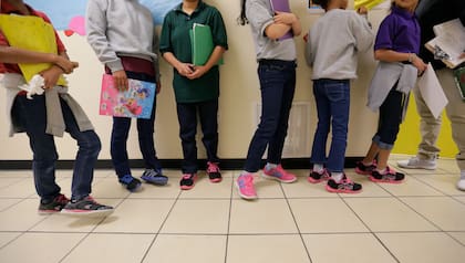 De acuerdo con la Oficina de Estadísticas Laborales de EE.UU., a mayor nivel educativo alcanzado, mayor es el potencial de ingresos y menores son las probabilidades de desempleo (Foto AP/Archivo Eric Gay)