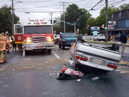 De acuerdo con las autoridades, Megan Warfield esperó junto a la mujer atrapada en su vehículo hasta que llegaron los servicios de emergencia