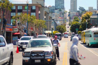 De acuerdo con las normativas de California, el tiempo que una infracción permanece en su historial depende directamente de su gravedad