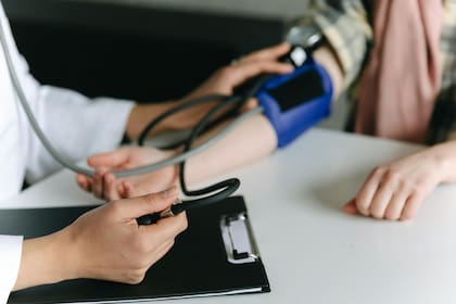 De acuerdo con los expertos, la presión arterial está conectada a la salud de los riñones