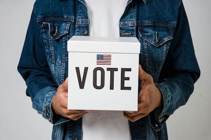 De acuerdo con varias encuestas, la intención al voto de los ciudadanos anticipa una carrera por la gobernación de Texas competitiva