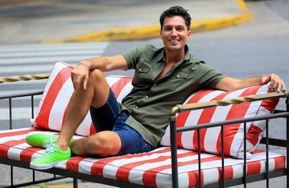 "De adolescente quise ser actor, sí, pero veía a mis mejores amigos que eran protagonistas: Fernando Dente, Josefina Scaglione, Vane Butera. Ellos son la selección del teatro musical", cuenta Guido Zaffora