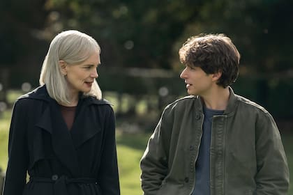 "De algún modo es similar: es otro mundo imaginario, con sus propias reglas y sus propios elementos para explorar. No gira todo alrededor de mi personaje", dice McGovern, trazando un paralelo entre su rol en Downton Abbey y Talamasca: la orden secreta