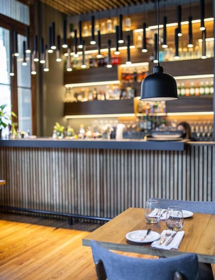 De ambientación cálida y moderna, Manteca seduce con su cocina de "comfort food".