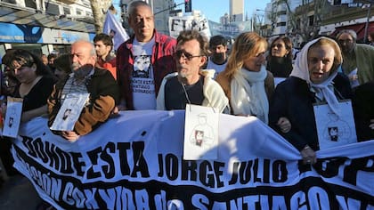 De anteojos, en el centro, el hijo de Jorge Julio López, que encabezó ayer la marcha a 11 años de la desaparición de su padre