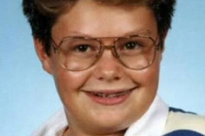 De anteojos y aparatos está lejos de su costado metro que hoy detenta