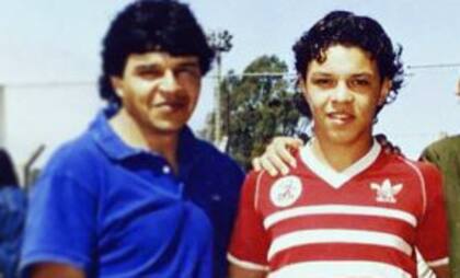 De archivo: Máximo Gallardo y Marcelo, con la camiseta de River
