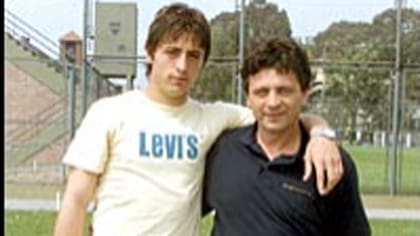 De archivo: Pablo y su papá, José Luis, en 2003: el chico estaba a punto de debutar en la Primera de Boca