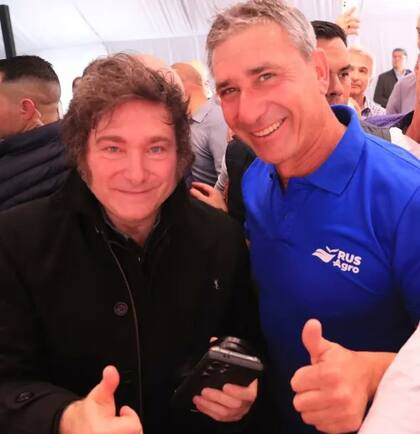 De arquero... a arquero: con el Presidente de la Nación, hace unos meses en la muestra Agroactiva de Armstrong; "a Milei lo veo constantemente hablando de economía y no sé si eso es lo único, pero tengo esperanzas", dice el Pato