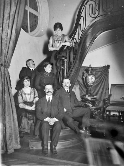 De arriba hacia abajo, Sara Florencia Cané Beláustegui, Eduardo Miguel Dimet Cané (mirándola), Sofía Rodríguez Marcenal (de negro), Emilia Marta Bustillo Madero, Jorge Drago Mitre y Miguel Ramón Cané Beláustegui