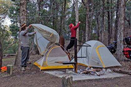 "Nunca sabemos donde iremos a dormir pero es algo que siempre se nos da cuando aparecemos con la bicicleta y los instrumentos"