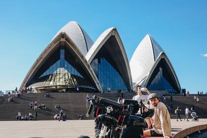 El plan inicial era dar la vuelta a Australia de Perth a Perth, pero en el medio del camino les negaron las visas y se vieron obligados a emprender un nuevo rumbo